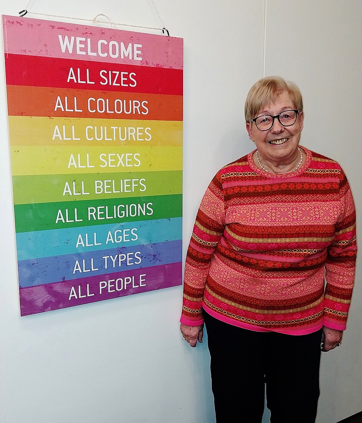 Foto: Besucherin 4 steht vor dem Welcome-Bild mit seinen Aufforderungen