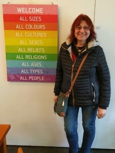 Foto: Besucherin 3 steht vor dem Welcome-Bild mit seinen Aufforderungen