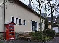 Foto der Ostseite des MGHs mit dem Bücherschrank