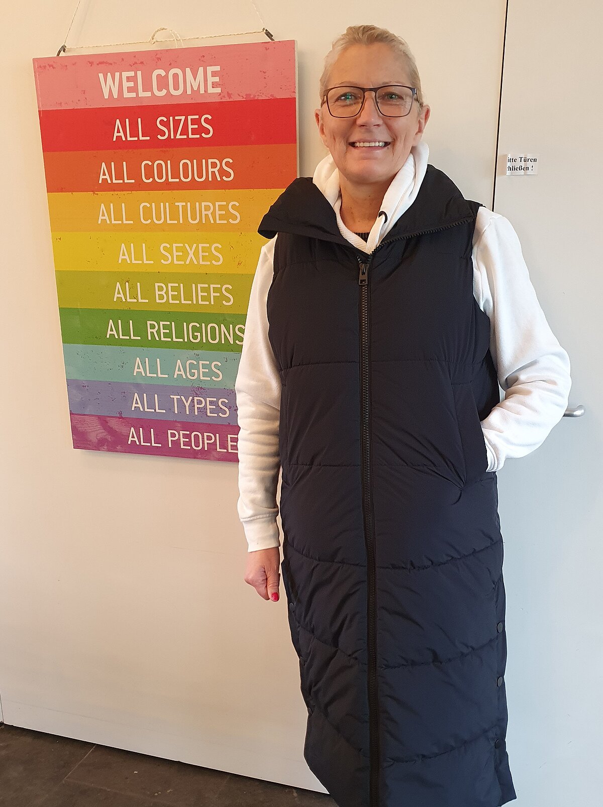 Foto: Besucherin 1 steht vor dem Welcome-Bild mit seinen Aufforderungen