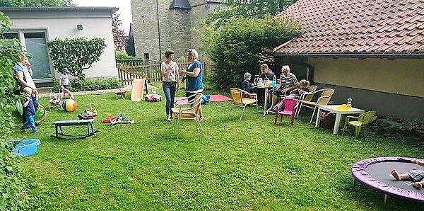 Gruppe der Krabbelzwerge im Garten