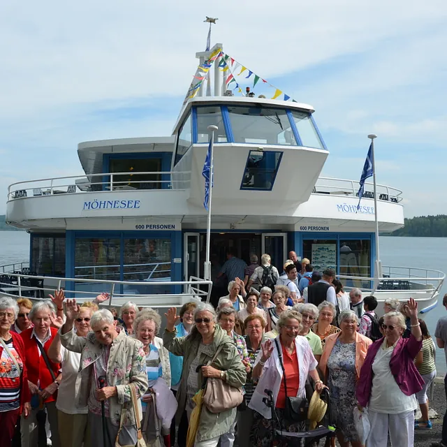 Gruppenfotovor dem Ausflugsschiff