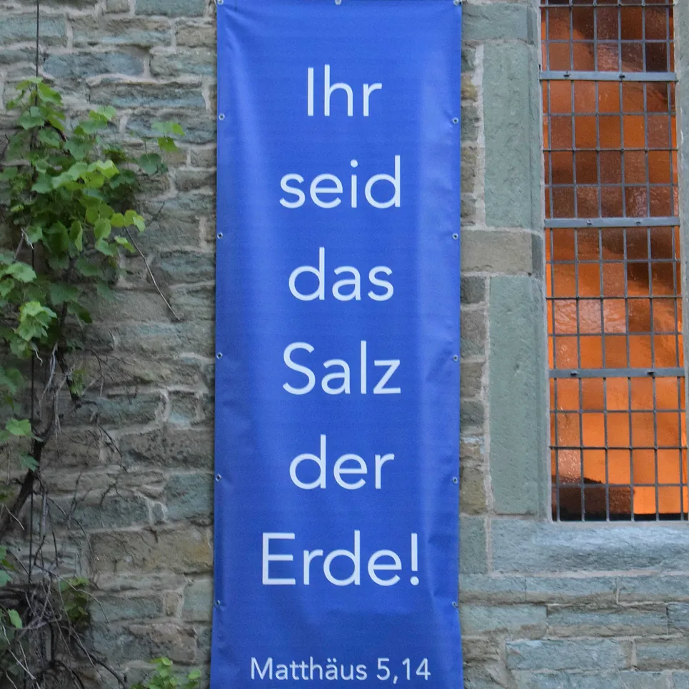 Banner an de Südwand der Bad Sassendorfer Kirche