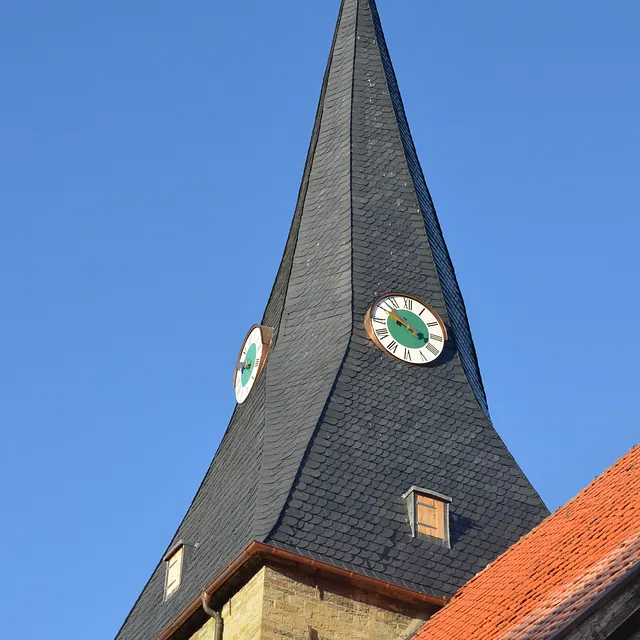 Foto mit renovierter Kirchturmspitze