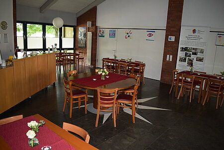 Foto mit Blick in die Cafeteria mit ihren neuen Möbeln