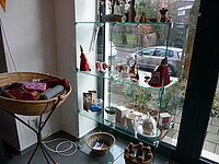 Glasvitrine im Weltladen