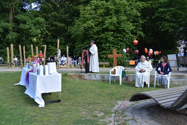 Foto: Pfarrer Ralf Frieling bei der Predigt