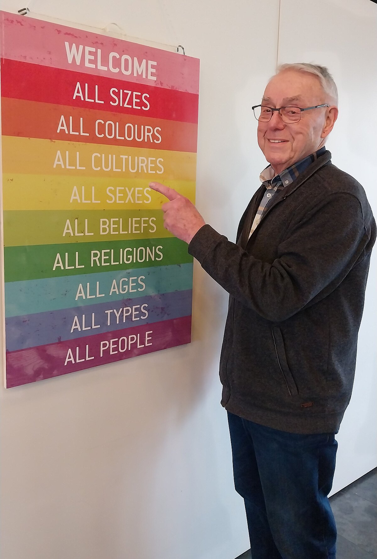 Foto: Besucher 2 steht vor dem Welcome-Bild mit seinen Aufforderungen