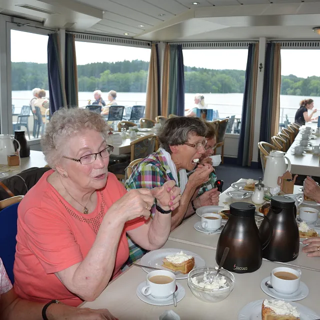 Damen der Frauenhilfe beim Kaffeetrinen