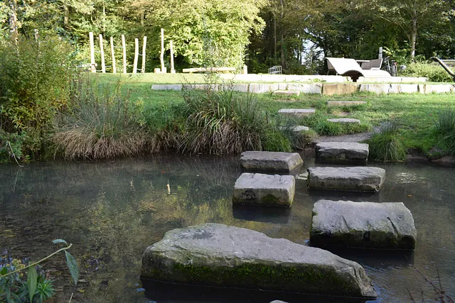 Foto: Taufstelle mit begehbarennSteinen in der Rosenau