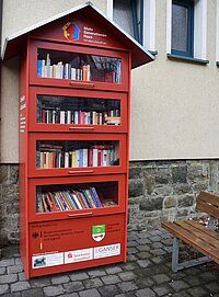 Fot der Vorderansicht des Bücherschrankes