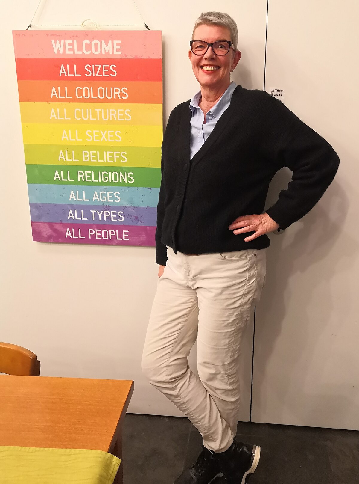 Foto: Besucherin 4 steht vor dem Welcome-Bild mit seinen Aufforderungen