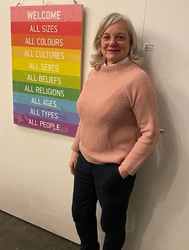 Foto: Besucherin 6 steht vor dem Welcome-Bild mit seinen Aufforderungen