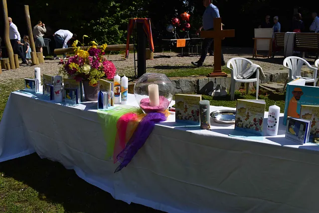 Foto:Tisch mit Taufkerzen und Geschenken